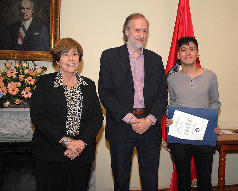 Mario Oyanadel (Tercer Lugar), Carmen Luisa Letelier y Luis Orlandini (Jurados)